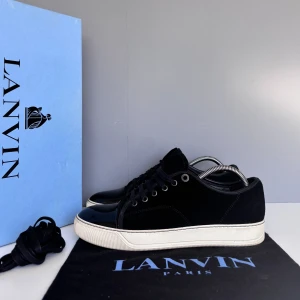 Lanvins  - Säljer ett par sjukt snygga lanvins i storlek UK6(EU40-41), cond 8/10 heeldrag, märke på sulan och pyttelite crease annars perfekt skick! Kommer med OG box, dustbag och extra snören