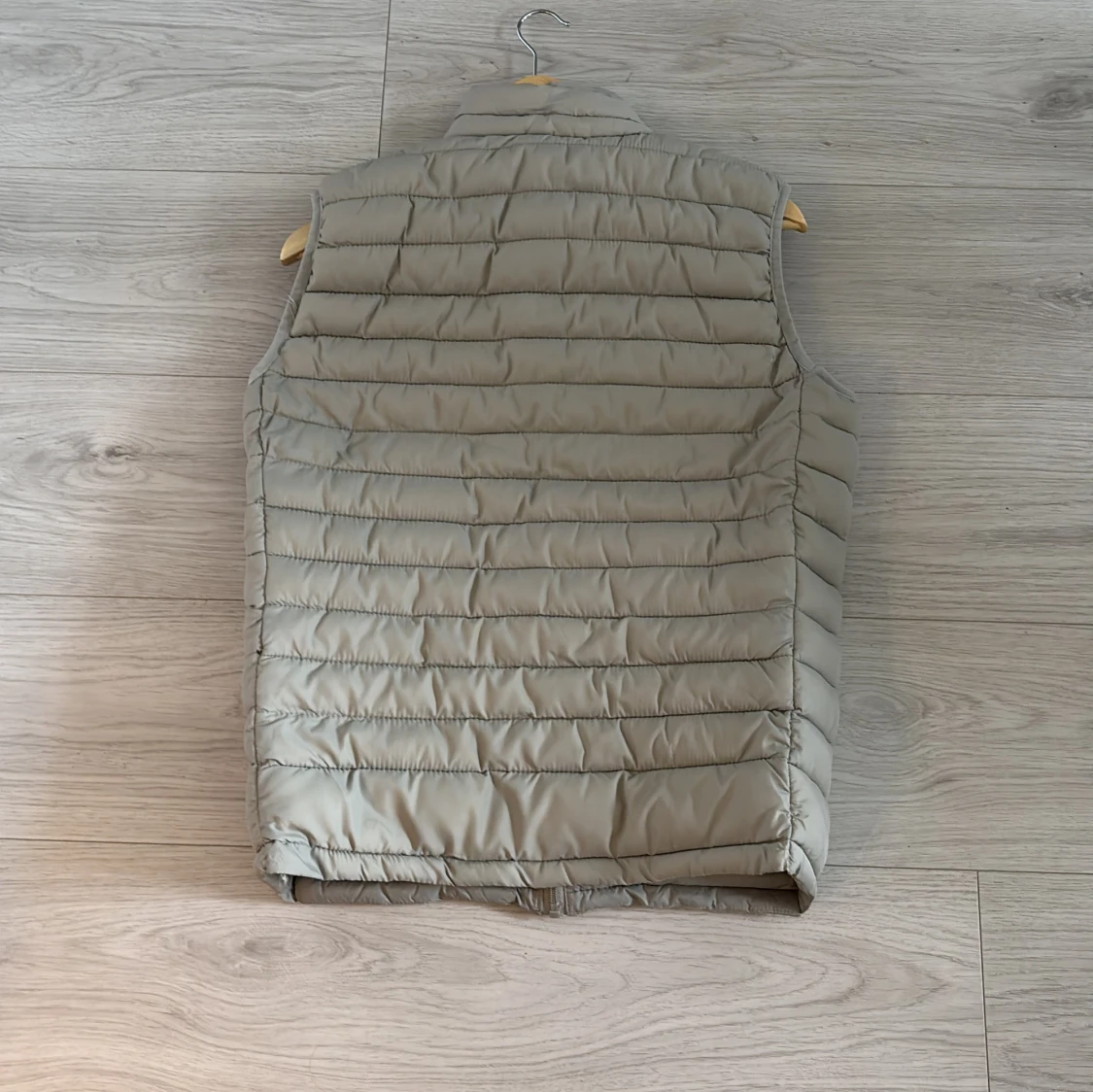 Ljusgrå dunväst från The Boston Vest - 1
