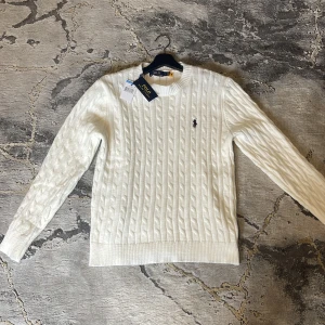 Ralph lauren knit sweater - Helt ny och den säljs pga att den inte passade mig. Storlek M passar även S                                                          Ställ gärna frågor om ni har några 