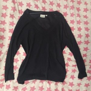 Mörkblå v-ringad stickad tröja  - Mörkblå tröja (den ser svart ut i min dåliga kamera sorry) med v-ringning ganska tunn. Långärmad och är perfekt för lager-på-lager.