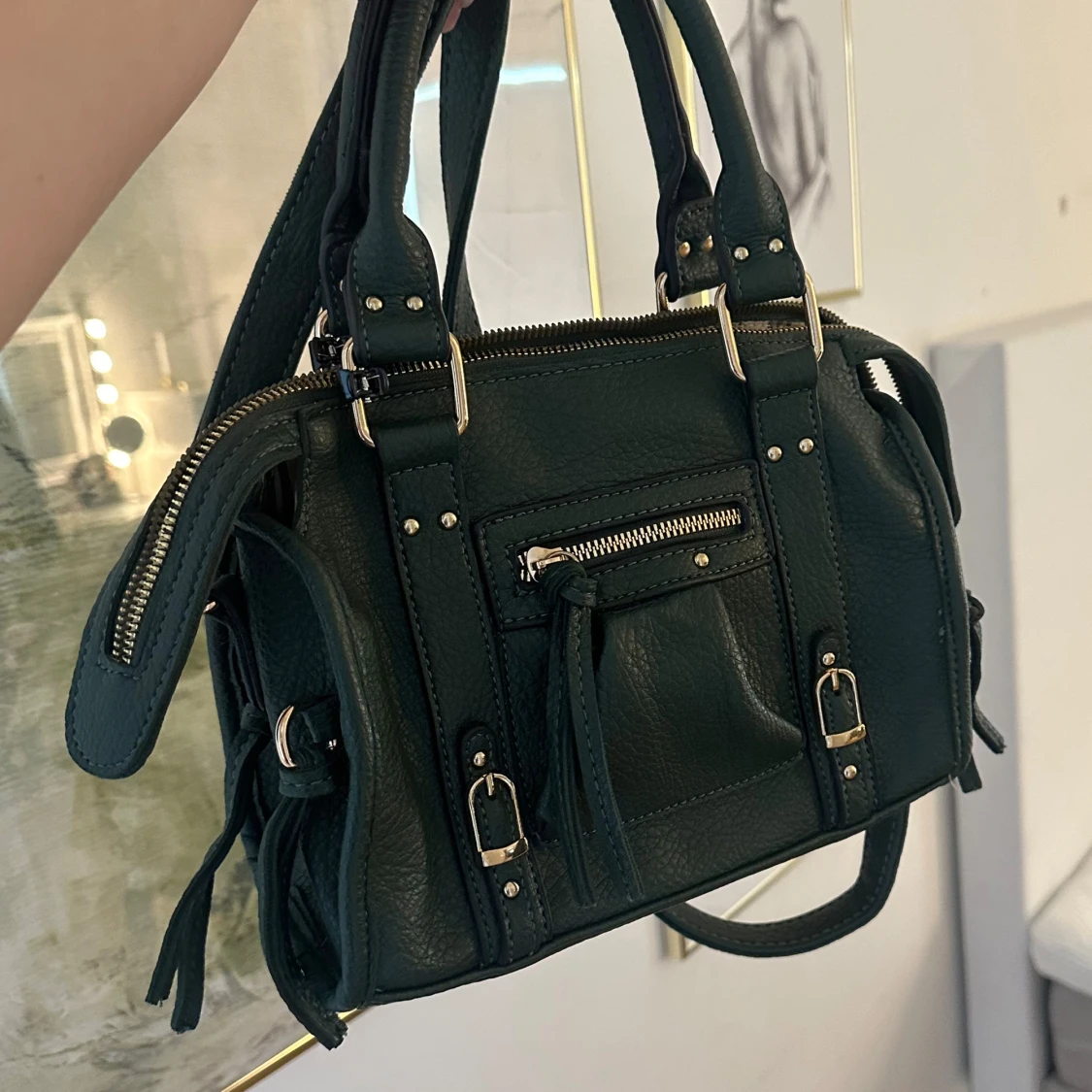 Mörkgrön handväska med gulddetaljer