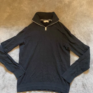 Jack & Jones half zipe - Svart Jack & Jones half zipe i storlek S. Säljs för att den inte används.