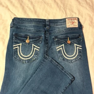 Blå bootcut jeans från True Religion - Säljer ett par blå True Religion jeans, modell Becca Mid Rise Bootcut. knappt använda! kom privat för frågor☺️