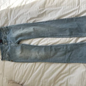 Lågmidjade utsvängda jeans - Så snygga lågmidjade utsvängda jeans som tyvärr inte passar mig❣️