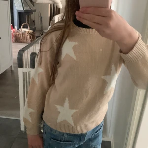 Beige stickad tröja med stjärnor💗 - Säljer en beige stickad tröja, med vita stjärnor över hela tröjan. Meddela för frågor!💗