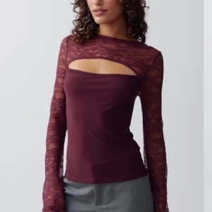 Röd topp gina tricot - Använd fåtal gånger, som ny. Finns ej att köpa längre.