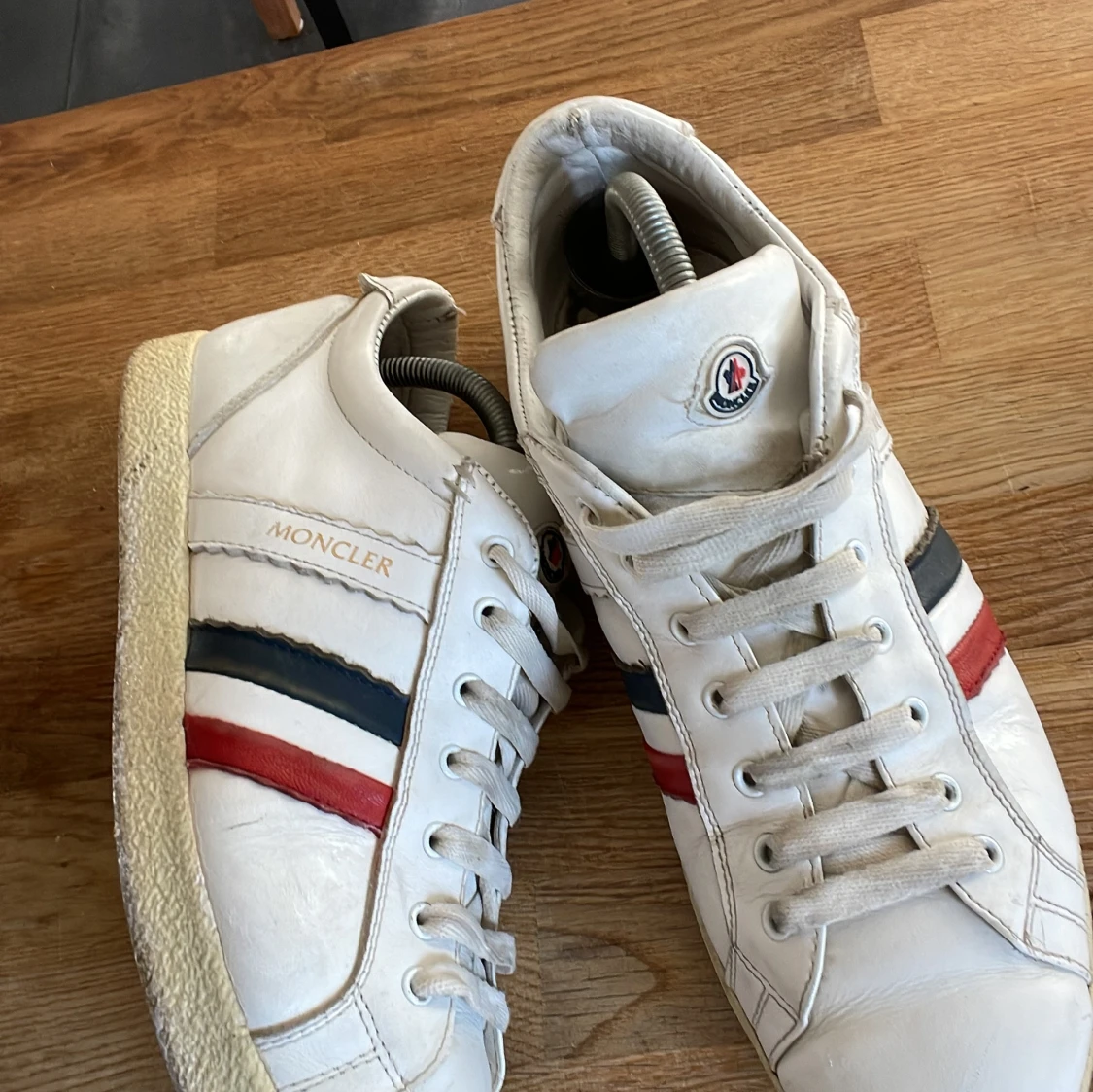 Vita sneakers från Moncler med röd och blå rand - 3