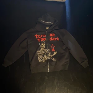 Broken Planet Market Zip Hoodie - Puff print, Medium (relativt stor för medium), använd ett fåtal ggr (4-5)