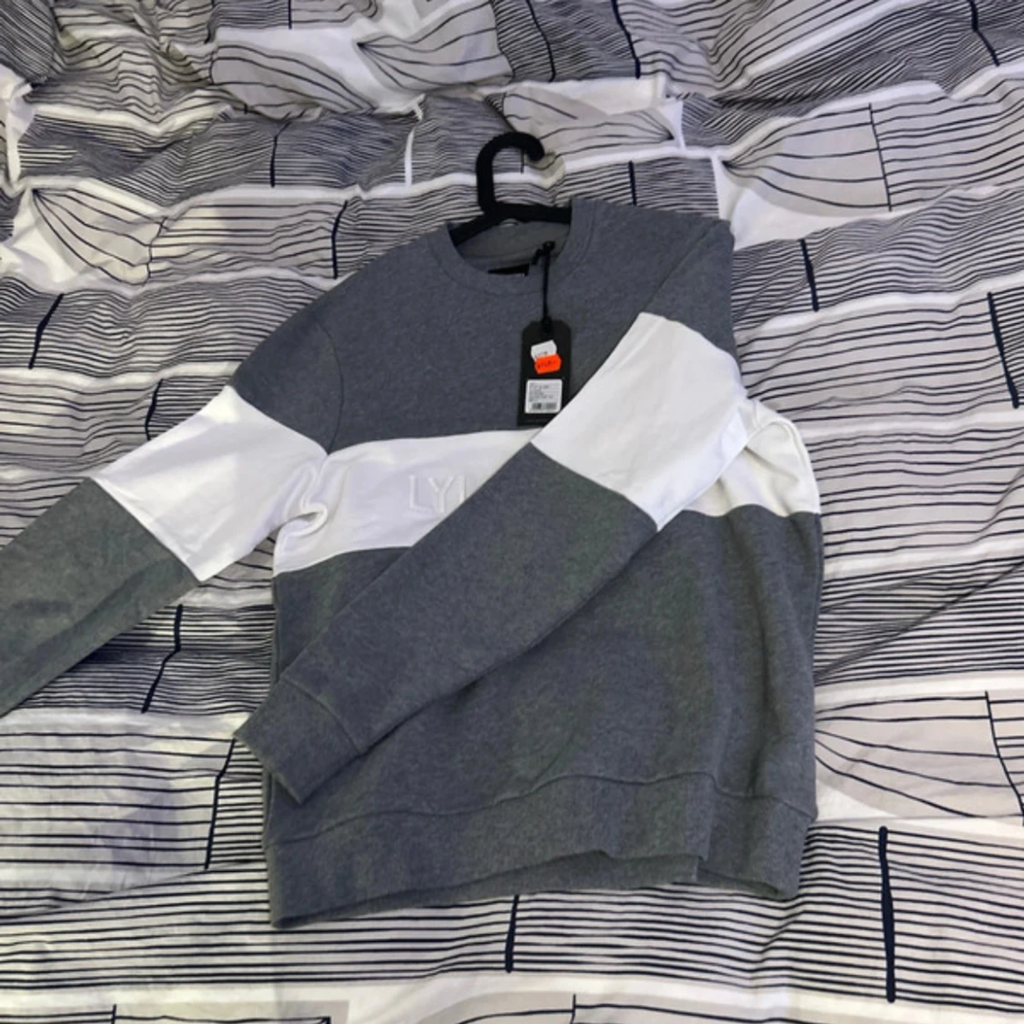 Grå och vit sweatshirt från Lyle & Scott - 1