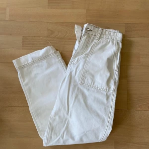 Vita straight jeans - Lite cargo style, lite gult/bleknat på vissa ställen men syns inte på långt håll: W. 38cm, Innerbenslängd 67cm, ytterbenslängd 95 cm