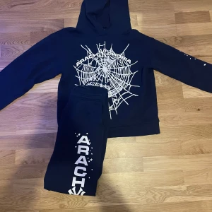 Mörkblå Tracksuit SP5DER - Navy SP5DER tracksuit med en fin vit design. Ny skick och är i storlek S men kan passa M.