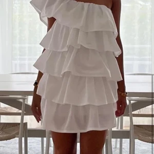 ANIELLE KLÄNNING - Säljer min helt oanvända Anielle klänning  ( med prislapp kvar ) 💞 Tänkte ha som studentklänning men då jag redan har en annan säljer jag den här! Den är helt perfekt för studenten och har prislapp kvar och är endast testad!! 