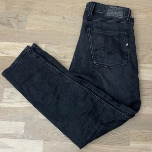 Replay jeans - Säljer ett par mörkgrå svarta Replay jeans med klassisk femficksdesign. Snygg mörkgrå färg. Storleken är W31 L30 hör av er vid funderingar priset är förhandlingsbart🤝