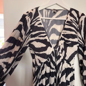 Zebra klänning  - Säljer denna trendiga klänning! Storlek xs men passar även mig som har S