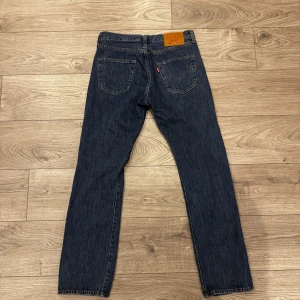 Levi's 501 jeans Mörkblåa - Klassiska mörkblå Levi's 501 jeans. Storleken är 30/30 och skickat är väldigt bra!