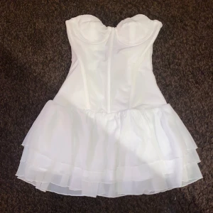 Student klänning - Vit axelbands klänning, passar perfekt till studenten. Säljer då min byst ej passade! Endast testad och inga defekter. Lappen är kvar! Nypris ca 700kr🩷