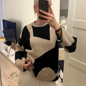 Mönstrad stickad tröja - Så fin overzised mönstrad tröja i svart och beige från NA-KD, i fint skick (lite smått nopprig på vissa delar, se sista bilden) 💕Köpt för 799kr, Använd gärna köp nu! 😊