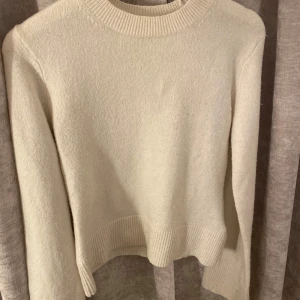 vit stickad  - super mysig vit stickad tröja ifrån hm, använd några gånger men fortfarande fint skick, tröjan har stora ärmar