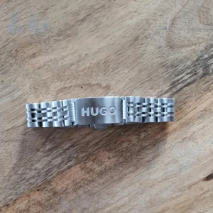 Hugo silverarmband - Säljer detta snygga Hugo armband. Den är använd några få gånger och är gjort av rostfritt stål. Meddela gärna om du är intresserad.