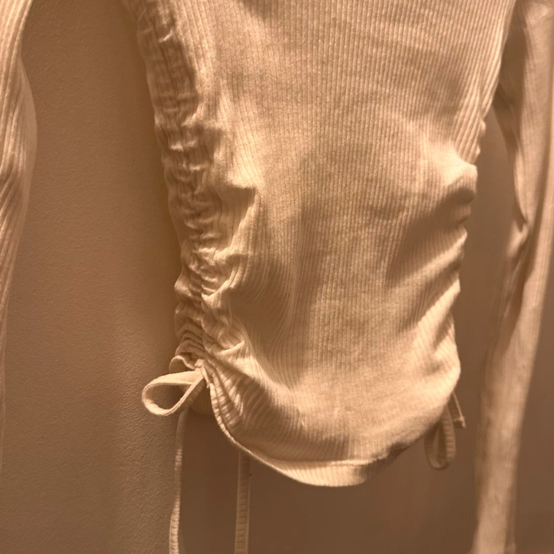 Vit ribbad långärmad topp med knyt - 1