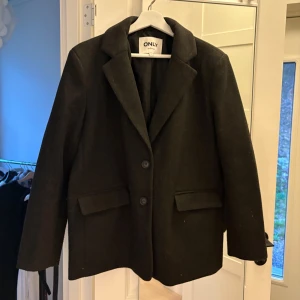 Ull kavaj  - Superfin ullkavaj från Only, storlek 38 men sitter superfint på mig som vanligtvis använder 36 💕 lite smått nopprig på vissa ställen (se sista bilden) 😊 Använd gärna köp nu!