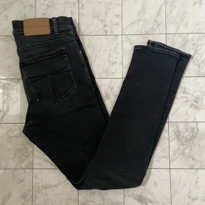 Tiger of Sweden Jeans - Säljer dessa feta Tiger of Sweden jeansen i en mörkgrå/washed svart färg. Riktigt feta i storlek 32/32🙌🏽🔥