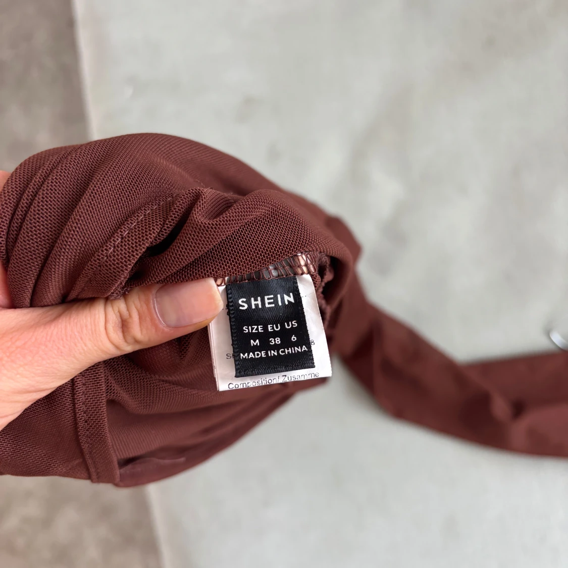 Brun meshtopp med asymmetrisk ärm  - 3