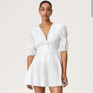 Vit adoore klänning - Superfin vit kortklänning med puffiga ärmar och v-ringning. Endast använd en gång, superbra skick. 