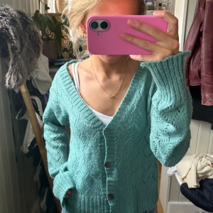 Turkos stickad kofta  - Turkos stickad kofta med v-ringning! Jättefint mönster i stickningen, och kommer vara så fin till sommaren🩵🩵