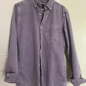 Lila jeansskjorta från Zara - Oanvänd, skick 10/10. Storlek S/M