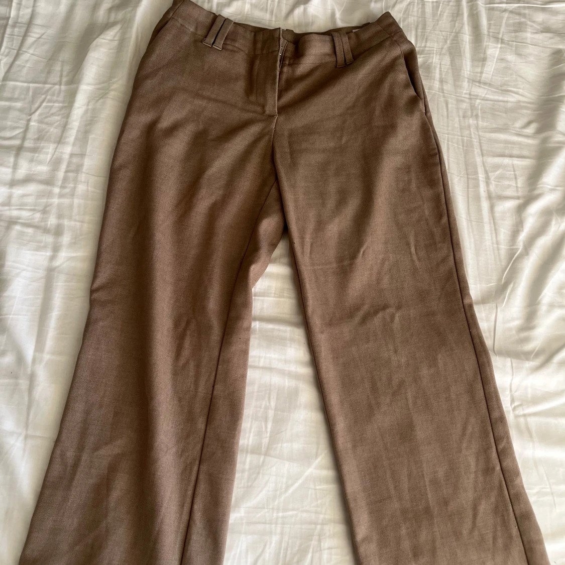Bruna kostymbyxor från Monki