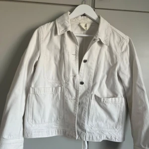 Denim jacka arket - Superfin jeansjacka från arket. 