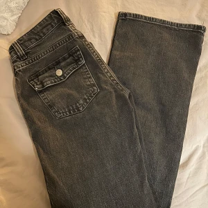 Mörkgråa jeans - Säljer ett par raka mörkgråa jeans! Fint skick💞