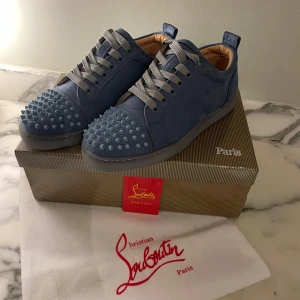 Louboutin ljusblå - Säljer ett par blå sneakers från Christian Louboutin, skick 9,5/10, inga defekter och är i storlek 39 men passar även 40, hör av er vid intrsse av köp!😃