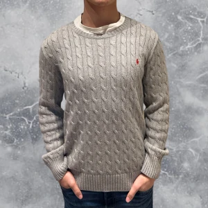 Ralph Lauren Kabelstickad Tröja Grå - •Ralph Lauren Kabelstickad Tröja Grå. Skick: 8/10, inga skador! Storlek: XL 18/20 = S~. Modell: 173 cm 65 kg. Sitter bra på modellen på bild. Authentic: ✅. Hör av dig vid frågor eller funderingar, mvh Hessler’s;)