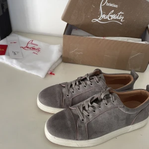 Grå sneakers från Christian Louboutin 44/43 - Slitna därav priset Storlek 44 men passar 43/ pris kan diskuteras mvh Vincent 