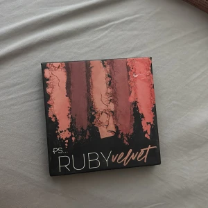 PS... Ruby Velvet ögonskuggspalett - En snygg ögonskuggspalett med nio olika nyanser i varma toner som rosa, vinröd, nude och koppar. Paletten har både matta och skimrande färger, perfekt för att skapa olika looks. Kompakt och smidig för sminkväskan.