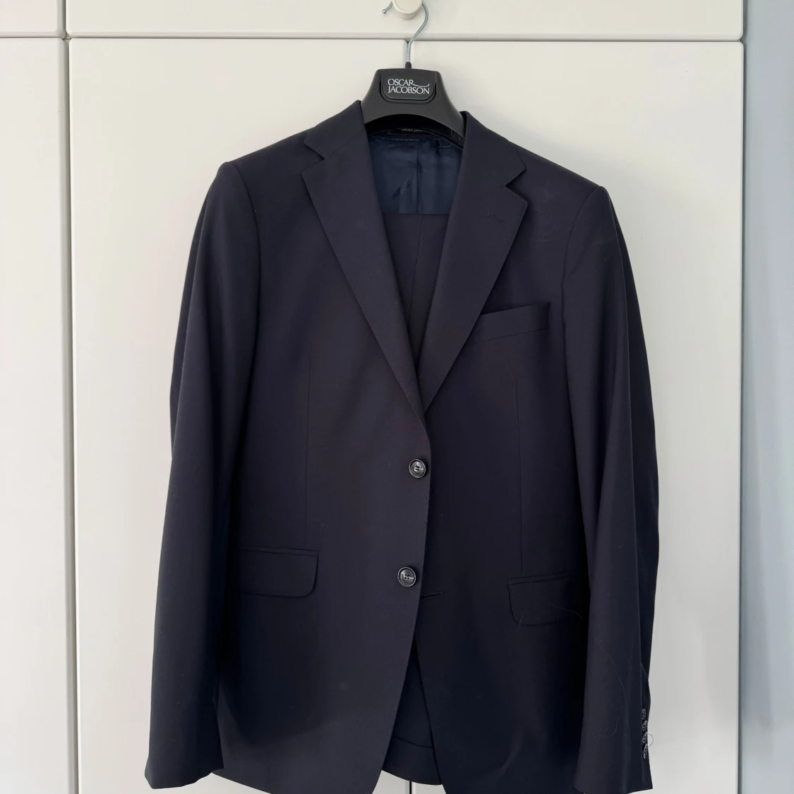 Mörkblå kostym från Oscar Jacobson
