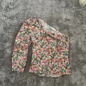 Blommig oneshoulder-top från Zara - Sommardröm från Zara, inga defekter 💞