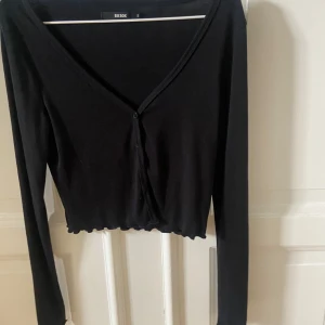 Kofta med detaljer - Kofta från bikbok i storlek S. Väldigt fin men använder inte längre direkt. Säljer därför jättebilligt. Den har långa ärmar med detaljer och lite kortare i ryggen/magen (skriv privat för bild på för svårt att förklara i text). Fin att ha ett linne under och sen ta på denna