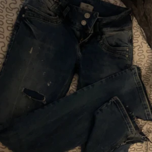 Low waist jeans LTB - Jeans från LTB, slits där nere och sprättade som jag själv gjort. 