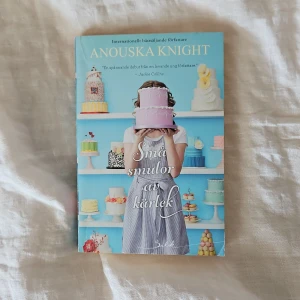 Små smulor av kärlek - En romantisk bok om Holly Jefferson som driver bageri och kämpar med sorg efter en förlust. Hon möter Ciaran Argyll och deras möte förändrar hennes liv. Perfekt för dig som gillar feelgood och bakningstema.