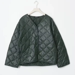 Mörkgrön quiltad pufferjacka - Säljer en mörkgrön quiltad pufferjacka med v-ringning och tryckknappar framtill. Jackan har oversized passform och långa ärmar. Superbra skick och helt slutsåld💚💚