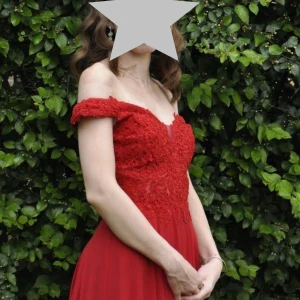 Balklänning röd  - Balklänning mycket fin med hög och fin kvalité. Endast använd en gång. Jag är 165cm lång och har låga klackar på bilderna. Klänningen är orginellt sätt lite längre men den är uppsydd för att göra den kortare, längden går inte att förlänga men går alltid att sy upp den mer. Klänningens överdel är en korsett, så snöret på bilderna är snörningen som går att dra åt ganska mycket - passar för många storlekar. Slits vid ena benet. Orginellt Värd ca 5000kr. Skriv för mer info. (Kan ev. sänka pris)