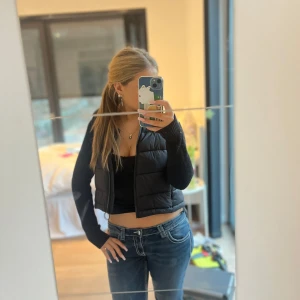 Snygg cardigan  - Snygg svart cardigan. Köpt i spanien från stradivarius ( finns inte i svergie). Jag använder den inte så mycket.Fråga ifall ni vill ha fler bilder. 