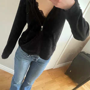 Svart luvtröja från Gina Tricot - Mysig svart huvtröja  från Gina Tricot med dragkedja framtill och två fickor. Jackan har luva och är tillverkad i ett mjukt, fleeceliknande material. Har inte kommit till användning!🖤