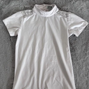 Tävlingstopp - Söt Tävlingstopp från CRW, med fina spets detaljer på axlarna! fint skick!! 💓💓