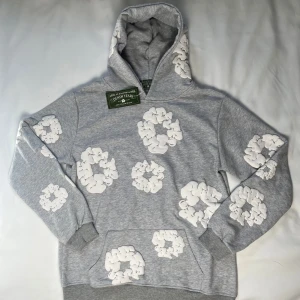 Grå denim tears hoodie - Säljer en sprillans ny denim tears hoodie, då tröjan ej är använden, tröjan har ej några hål eller fläckar på sig tröjan är i storlek S men passar även storlek M, kom gärna privat för mer information eller detalj bilder på tröjan