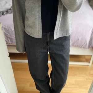  jeans från Weekday!! - Säljer ett par svarta jeans från Weekday i modellen Rail Mid Loose Jeans.💕Jeansen har en rak och loose passform med normal midja och klassiska fickor. Lite slitna längst ner då de släpat i marken