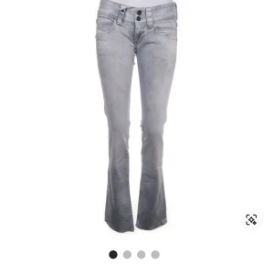 Grå bootcut jeans från Pepe Jeans - Snygga grå bootcut jeans från Pepe Jeans med två knappar i midjan och klassiska fickor både fram och bak. Jeansen har en lätt tvättad look och är perfekta för dig som gillar en avslappnad men trendig stil. Säljer pga att de är för små för mig